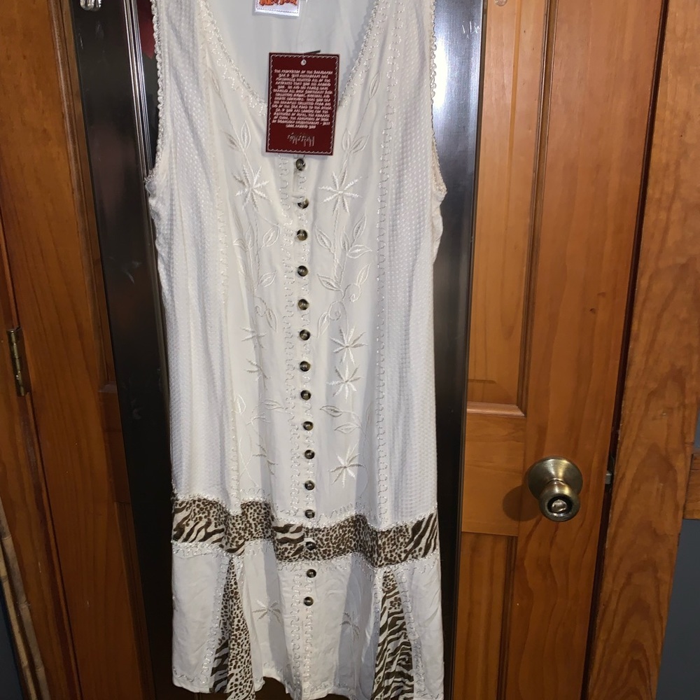 Cute summer dress or cover up.